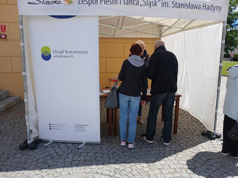 Powiększ obraz: Promocja statystyki publicznej podczas wydarzenia Powitanie lata – Seniorzy w Zespole Śląsk - zdjęcie 6