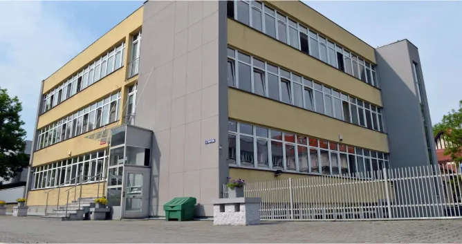 Budynek – siedziba Urzędu Statystycznego w Katowicach. Dwupiętrowy gmach o szaro-żółtej elewacji, z zewnętrzną windą.